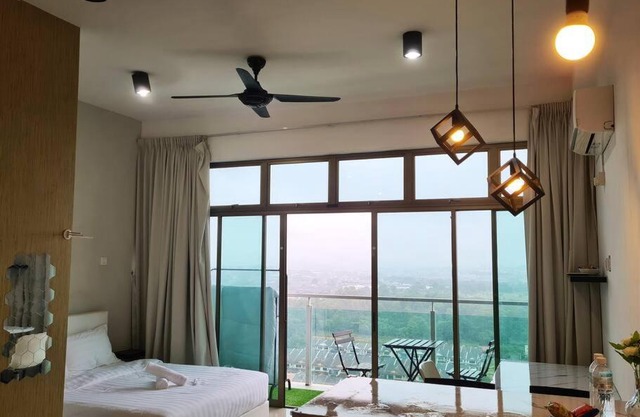 Lovely Studio City View Balcony Palazio Mount Austin by GDRAGON HomeStay