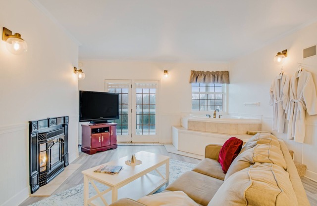 Lovely suite close to beach with dune and dunegrass views at oceanfront inn
