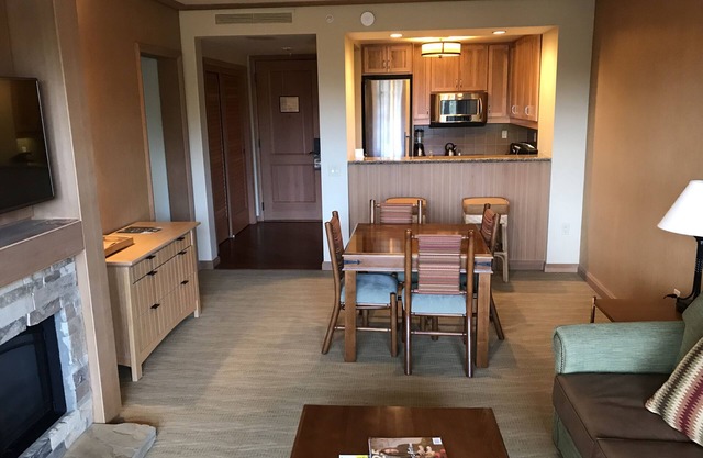 Lovely Suncadia Lodge - Private Bedroom (King), Sleeper Sofa Queen