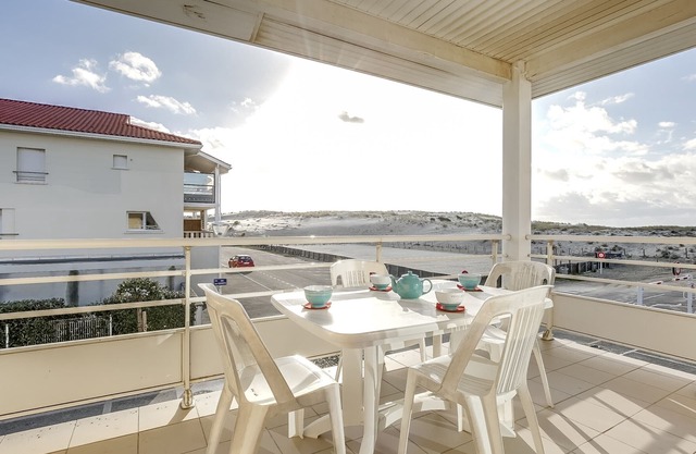 Lovely T3 apartment 50m from beach, balcony, parking, for 4