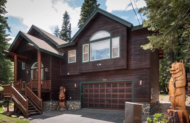 Lovely Tahoma Dream Home, Hot tub, Park-Like yard, Bocce ball