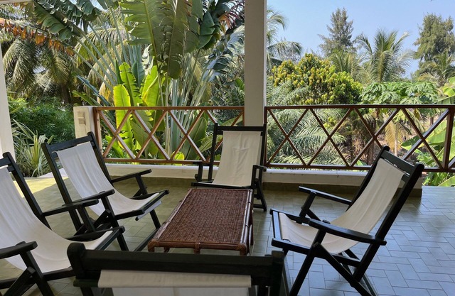 Lovely through-home, direct access to beach and ocean 🌊, Ideal family home