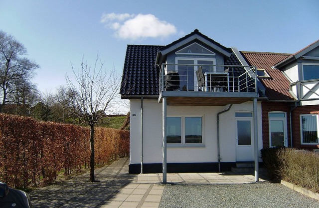 Lovely townhouse w/view of the fjord & private beach. Near Jesperhus Flowerpark