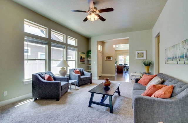 Lovely townhouse with fireplace and central AC- close to downtown Boise