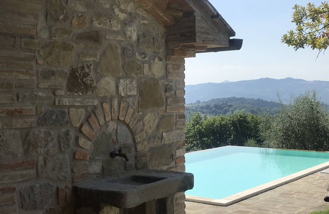 Lovely Traditional Stone House With Private Infinity Pool On The Tuscan Border