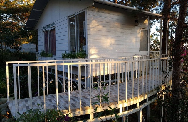 Lovely Treehouse with 2 queen beds, restroom, small kitchen, balcony forest view