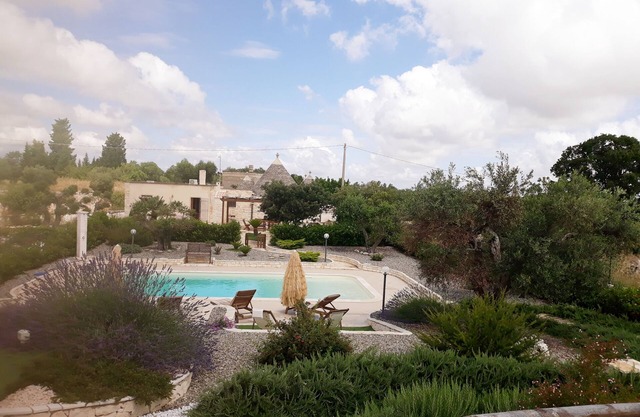 Lovely Trullo, with private pool, with beautiful gardens, close to Alberobello.