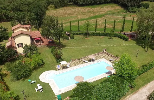Lovely Tuscan Villa: Pool,AC WI.FI 14 guests 7 bedrooms 7bath, Families/friends