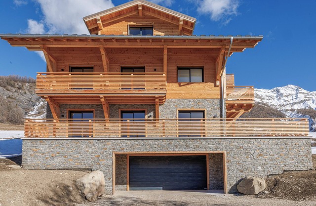 Lovely, upmarket R+1 chalet apartment 5 minutes from the slopes, near Lac d'Allos
