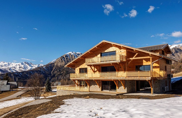 Lovely, upmarket RDC chalet apartment near Lac d'Allos and ski slopes