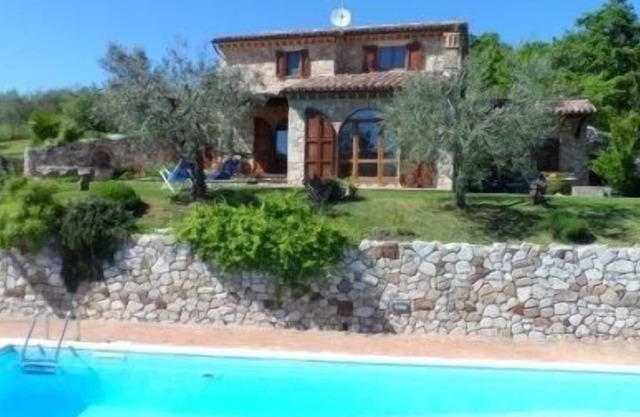 Lovely villa with pool near Todi and Orvieto. Ideal for families and larg groups