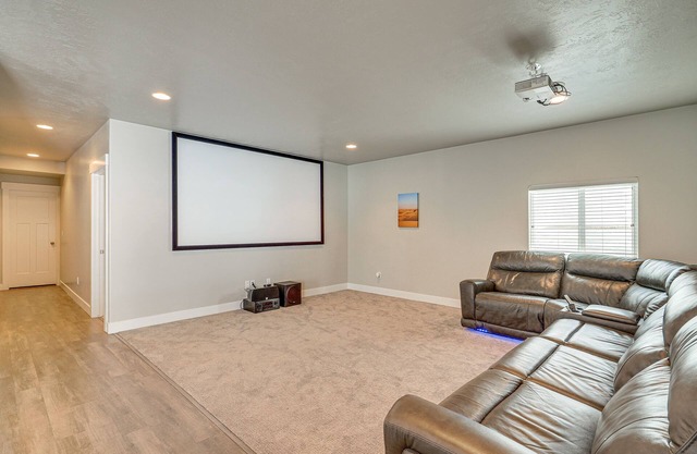 Lovely Walk-Out Apt w/Movie Screen: 20 Mi to SLC!