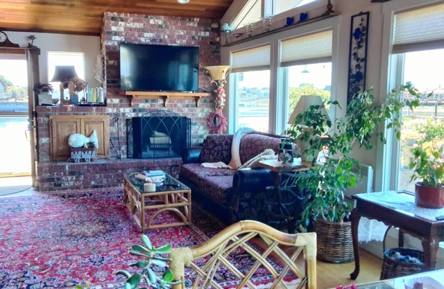 Lovely waterfront home with amazing views of the Olympic Mountains!