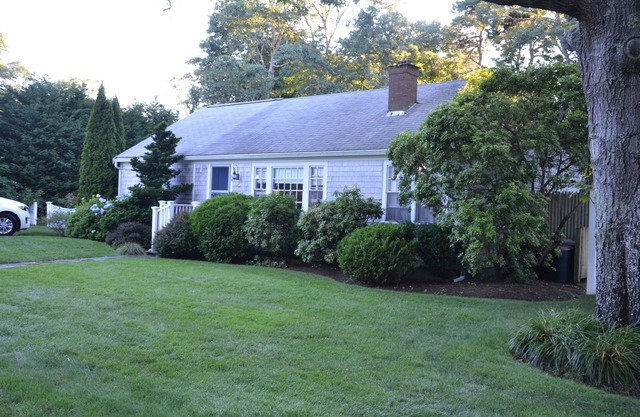 Lovely West Harwich Cape on quiet street, large yard, ten minute walk to beach!