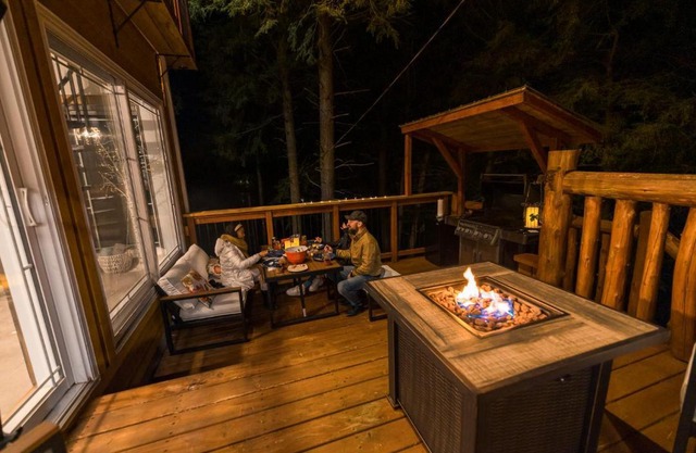 LoveNestChalet - Hot tub & Fireplace - Warm, cozy & relaxing