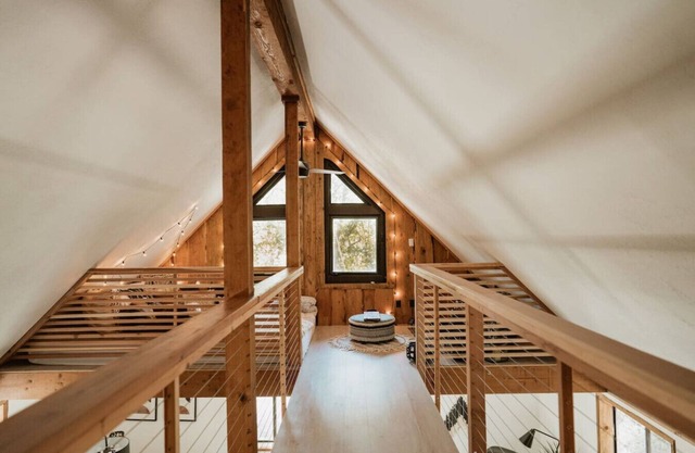 Lovers nest by Casa Oso with hiking trails/pond