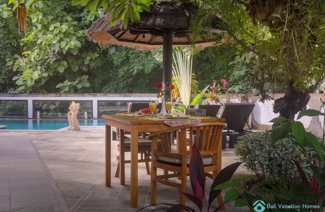 Lovina luxury pool villa at a magnificent location!