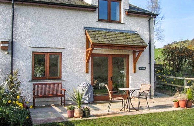 LOW DOW CRAG, romantic, character holiday cottage in Coniston