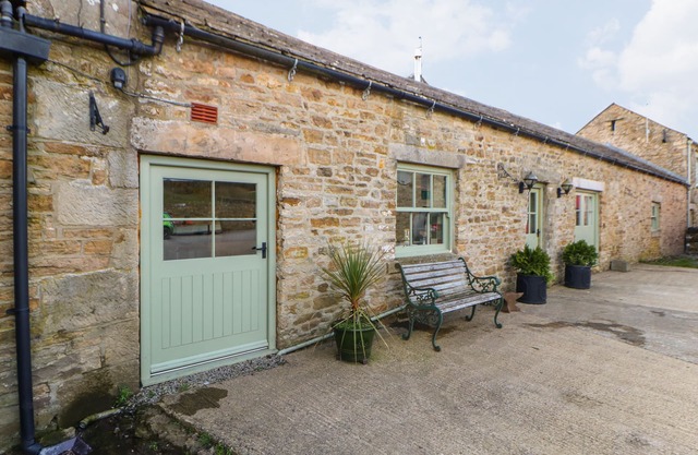 LOW SHIPLEY COTTAGE, pet friendly, with hot tub in Barnard Castle