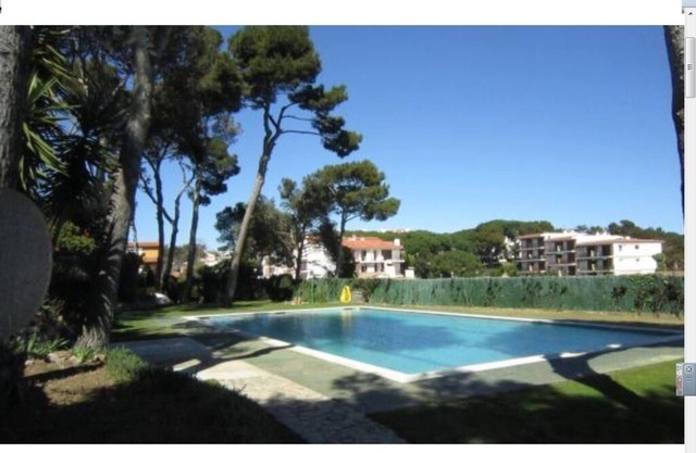 Low with direct access to gardens and POOL. 50m Beach
