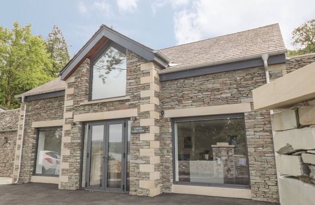 LOWER LAKE VIEW, romantic, with hot tub in Bowness-On-Windermere