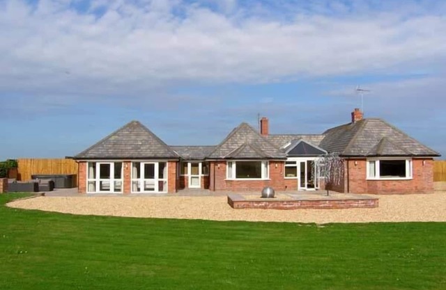 LOWER LODGE, family friendly, luxury holiday cottage in Alberbury