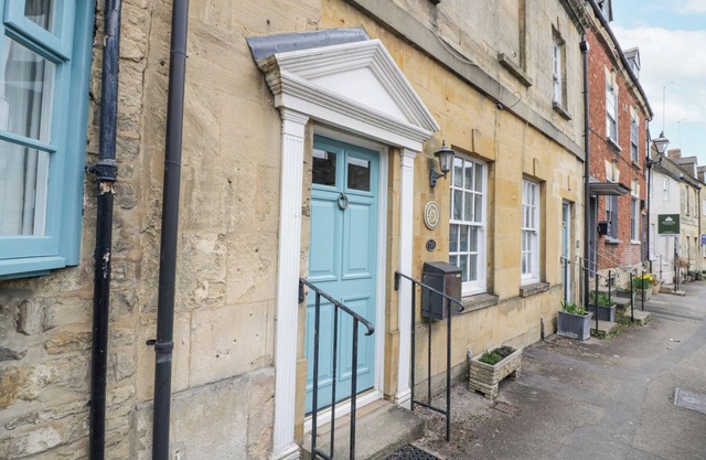 LOWER PACK HORSE COTTAGE, family friendly in Winchcombe