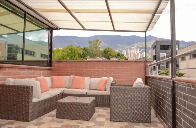 Lower Penthouse Two Bedroom AC DECK with Hot Tub Elevator AC