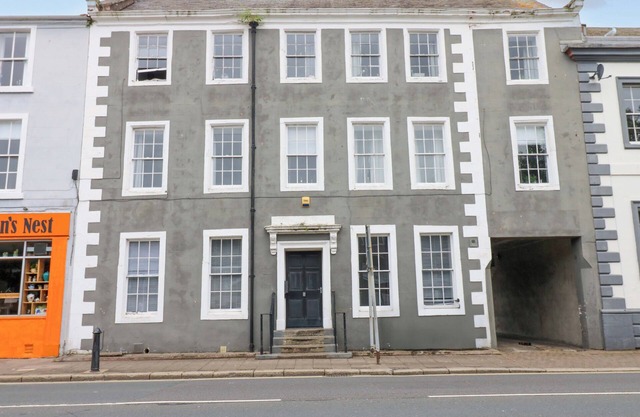 LOWTHER SUITE, romantic, character holiday cottage in Whitehaven