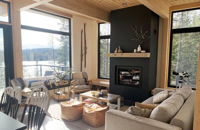 Luxury lakefront cabin. Modern design + hot tub