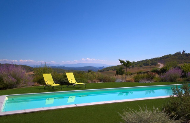 Luberon: independent suite of 37 m2 in contemporary house with private pool