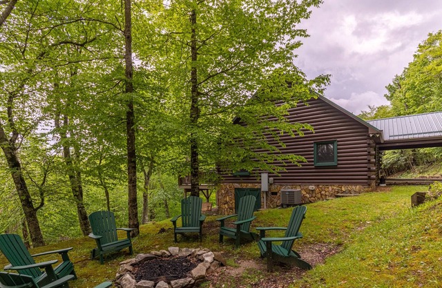 Lucky Bear Cabin - Views! Plus firepit, new furnishings, and a hot tub!