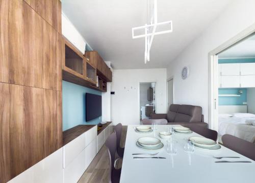 LUCKY LAKE HOUSE - Free Wi-Fi and Private Parking Included
