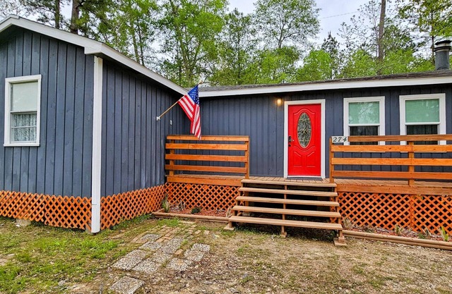 "Lucky Lake House" Quiet community, minutes from Naskila Casino and Restaurant!