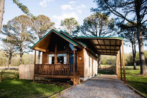 Lucky Lodge ViP Cabin Pet Friendly Close to Lake Guntersville
