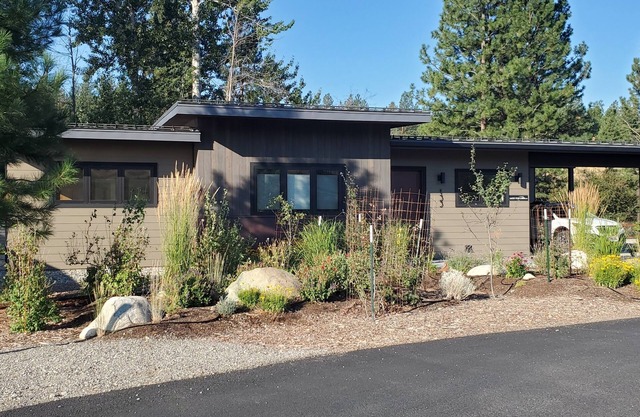 Lucky Star Cabin, A Mountain Modern Winthrop home on the Methow Trails system!