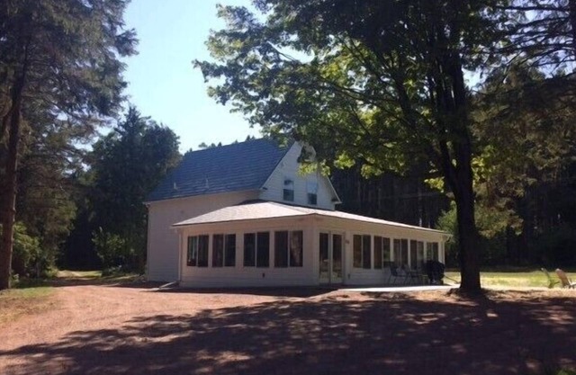 Lucy`s Farm House - Beautiful Property with over 250 Feet of Sand Beach!