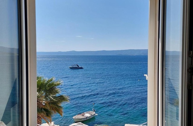 Lucy seafront apartment