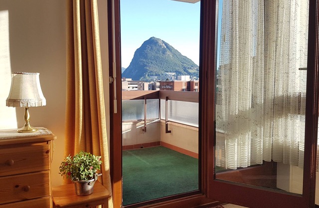 Lugano, Near Lake & Old Town: free parking, views!