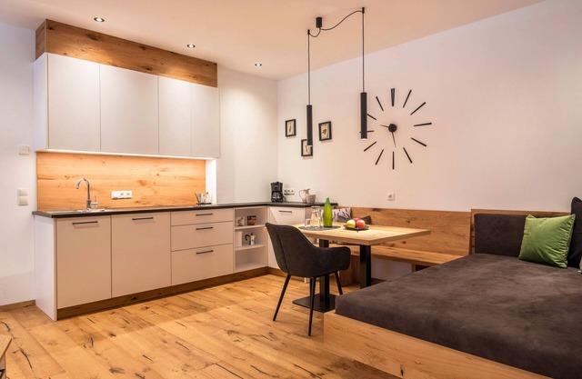 Luislhof Farm - Holiday Apartment Herbae with Mountain View, Terrace & Wi-Fi