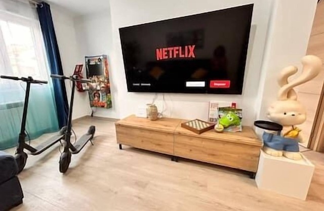 - Lujo: Proyector, Maquina Arcade, Wifi y Patinetes