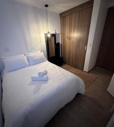 Lujosa Habitación cerca al aeropuerto 1 baño compartido