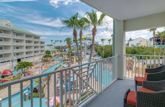 Lulu's NEW WATERFRONT RARE 2 BAL 2 BD, 2 BA, SLEEPS 8-4 DAILY WATER PARK PASSES