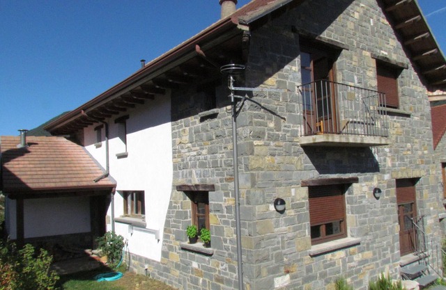 Luminosa Casa con Jardín en Hecho