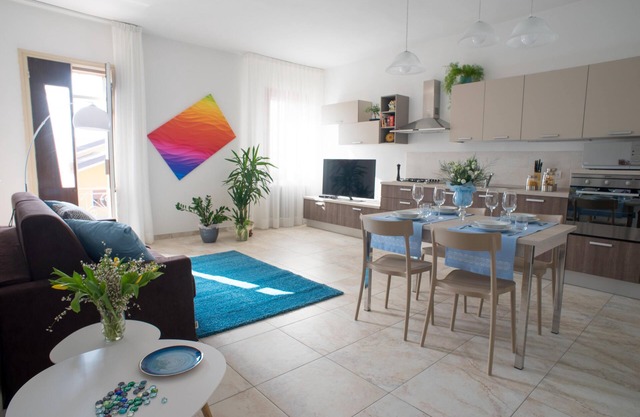 LUMINOUS, LARGE AND COMFORTABLE APARTMENT NEAR THE SEA