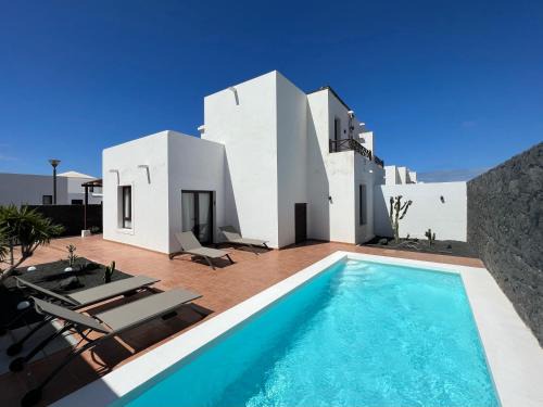 Luna Blanca - Modernes Ferienhaus mit privat Pool & WLAN