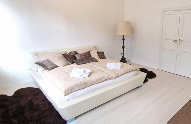 Luna City-Apartment 80qm 2 Zimmer 2 Bäder 20km Messe Airport