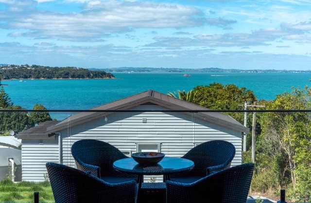 Luna Cottage. Stunning ocean views on Waiheke