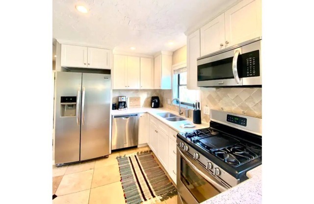 Luna Surf House - Just 12 min walk to beach!