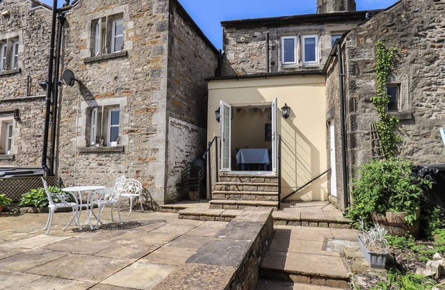 LUNESDALE, pet friendly, character holiday cottage in Kirkby Lonsdale